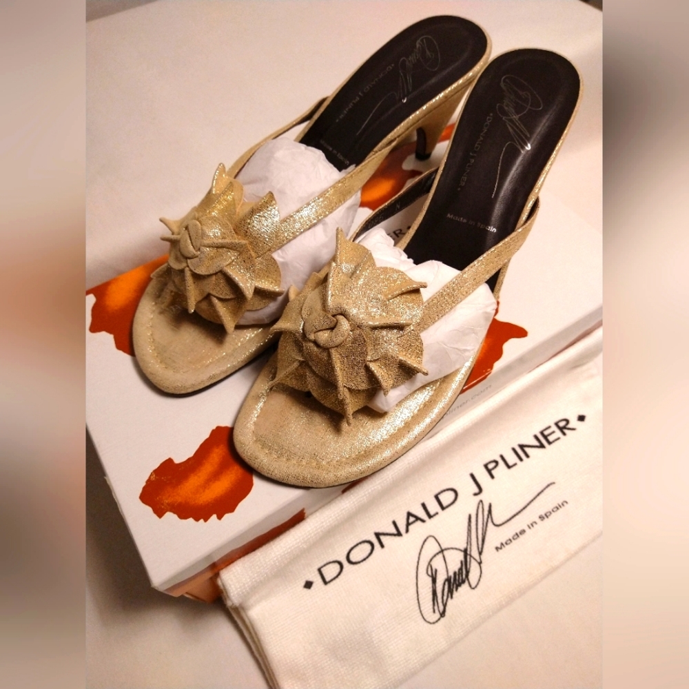 DONALD J PLINER MASHA PLATINO DISTRESS METALLIC SANDAL 9 1/2 Narrow USA